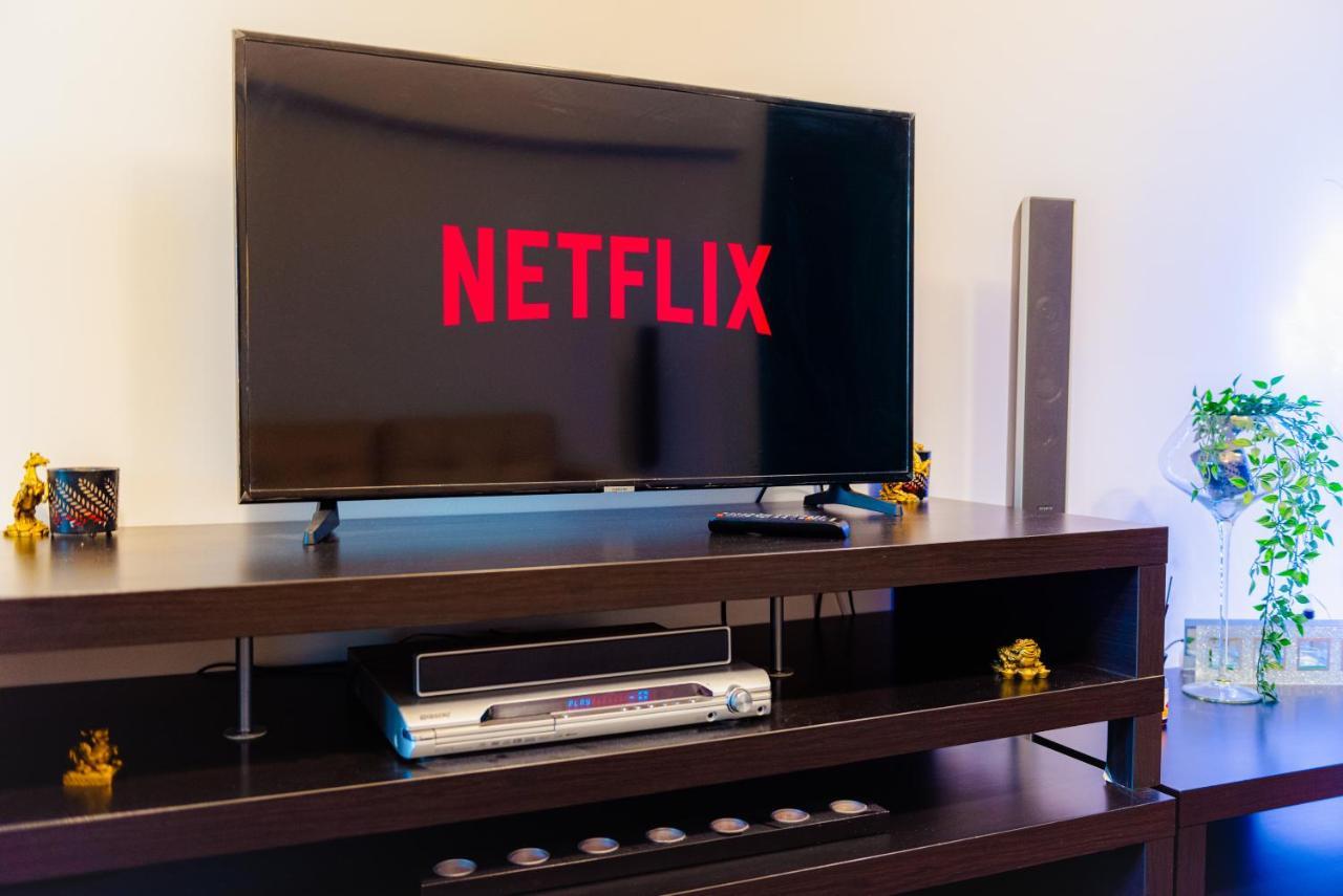 Comfy Apartment With Private Parking And Netflix Bucharest Exterior photo