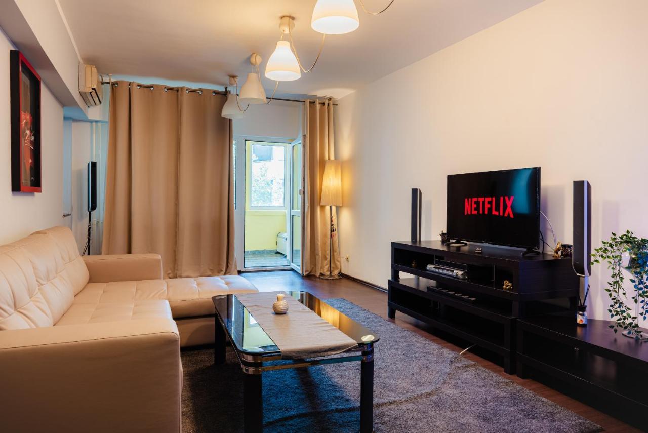 Comfy Apartment With Private Parking And Netflix Bucharest Exterior photo