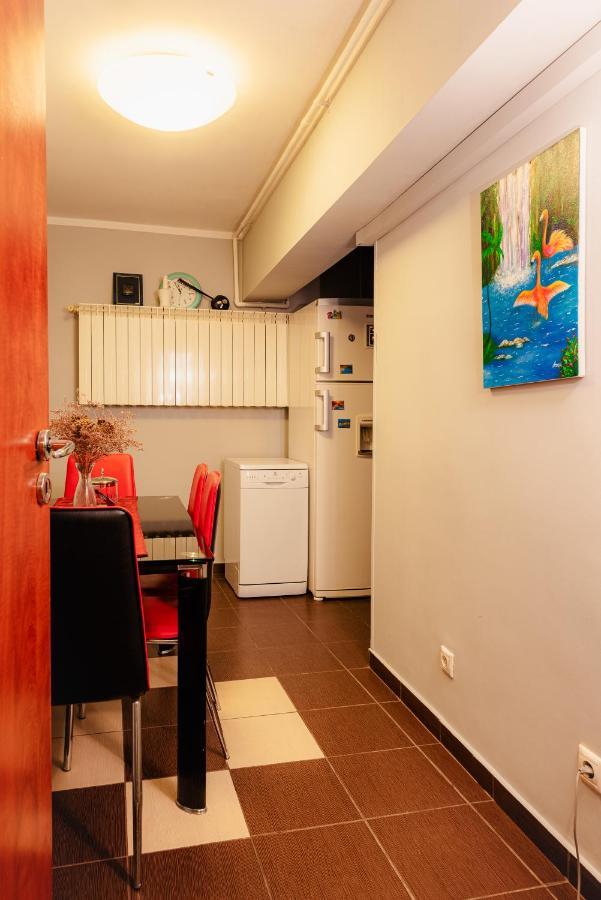 Comfy Apartment With Private Parking And Netflix Bucharest Exterior photo